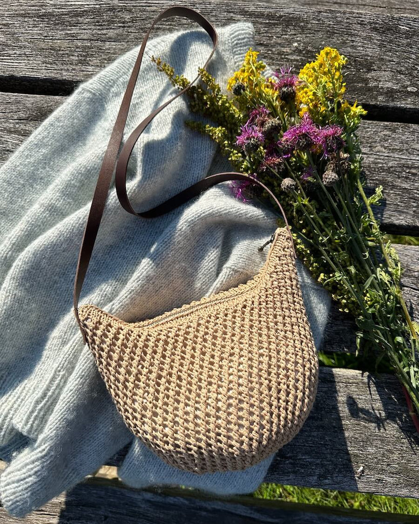 Florence bag liggende på bænk