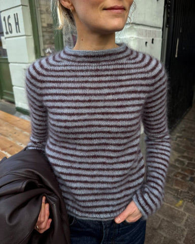 Kvinde iført blå og bordeaux Frankie Blouse