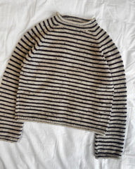Beige og bordeaux Frankie Sweater liggende