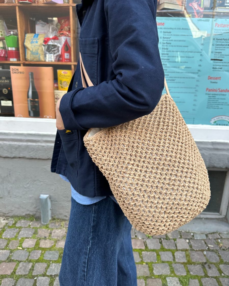 Kvinde med beige French Market Bag 