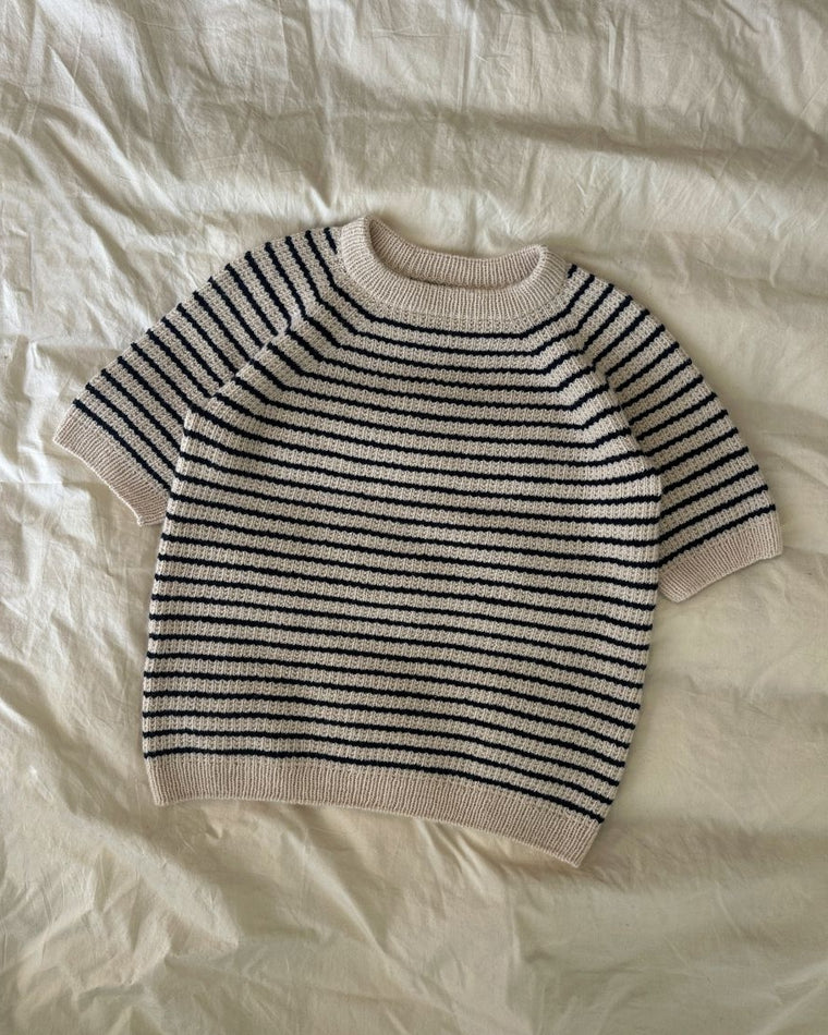 Closeup af Friday Tee med rødlige striber