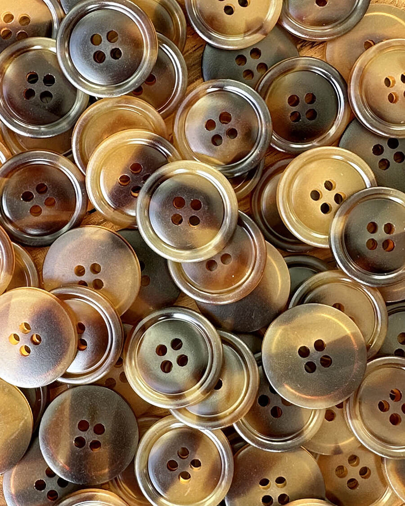 Sort bunke af mørkebrune galalit knapper i 20 mm