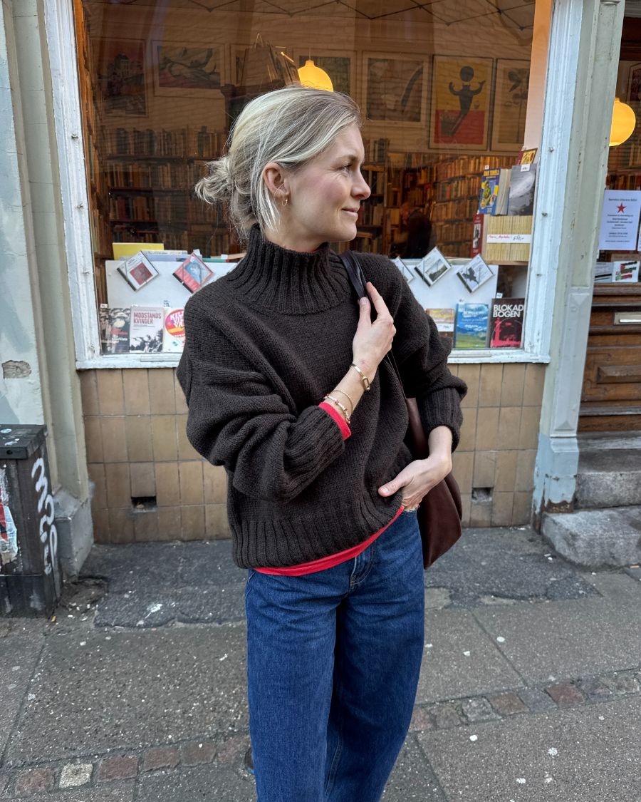 Kvinde iført brun Hannah Sweater O-neck