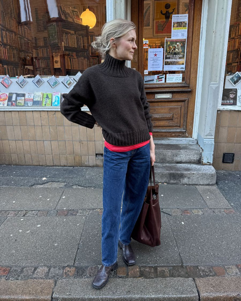 Kvinde iført brun Hannah Sweater O-neck