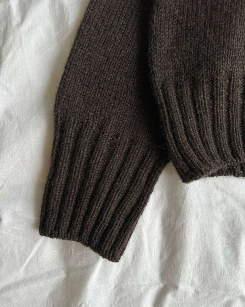 Closeup af ribben på brun Hannah Sweater O-neck