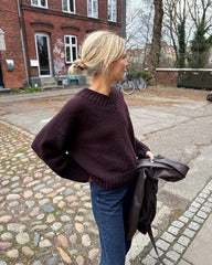 Kvinde iført bordeaux Hannah Sweater V-neck