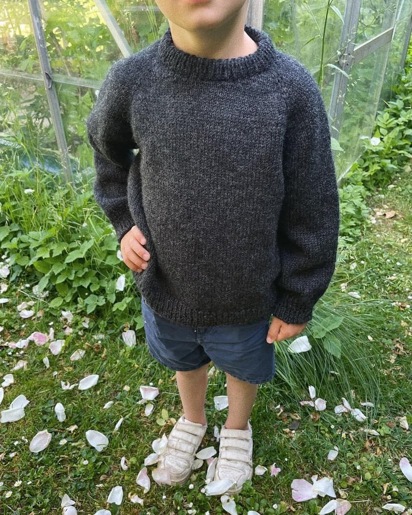 Barn iført koksgrå Hanstholm Sweater Junior