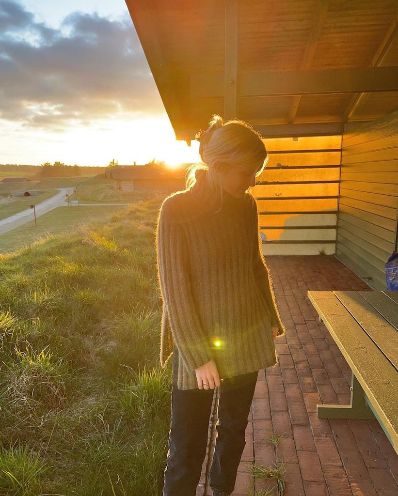 Kvinde iført brun Hazel Sweater