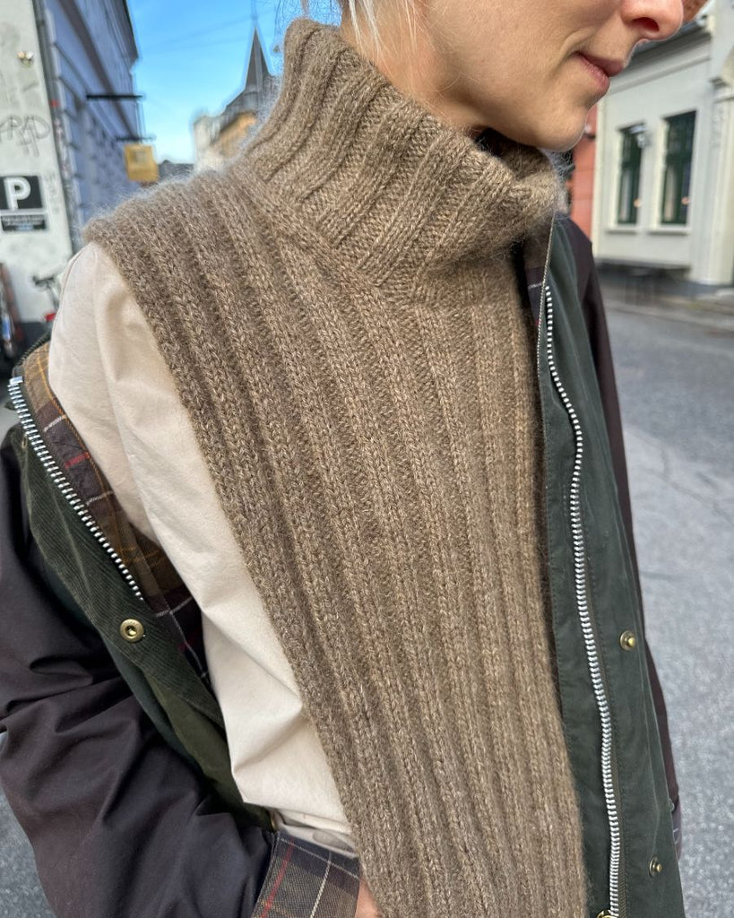 Kvinde iført brun Hazel Neck