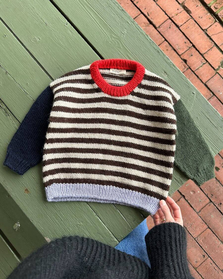 Barn iført flerfarvet Holger Sweater 