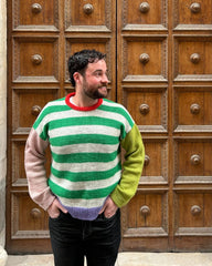 Mand iført flerfarvet Holger Sweater Man