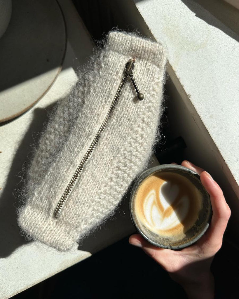 Lysegrå Honey Clutch i kraftigt sollys