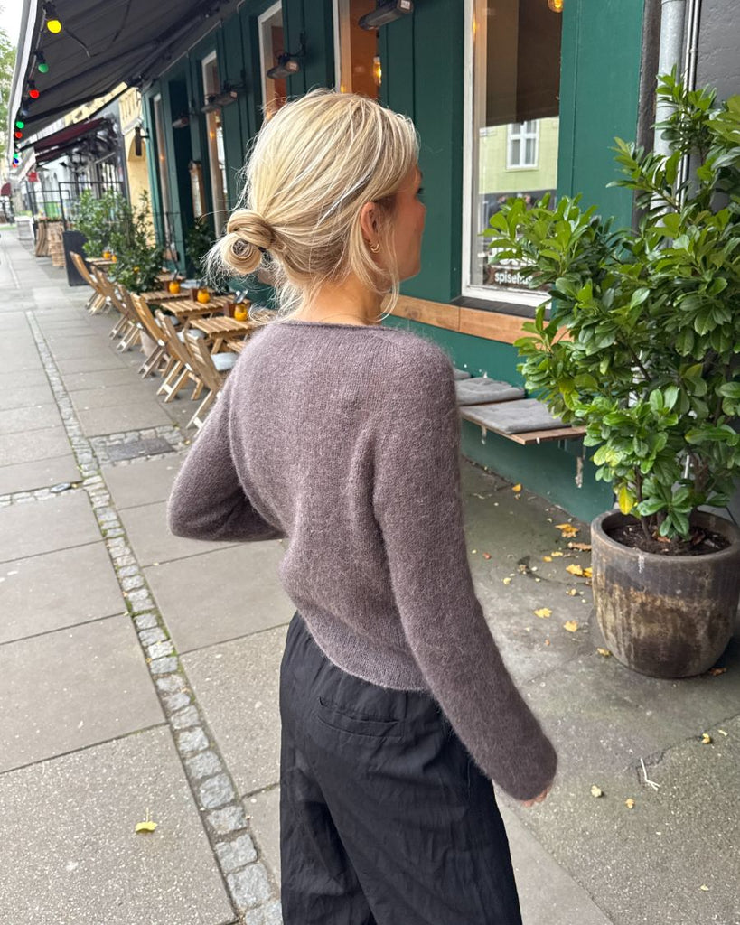 Kvinde iført mørkelilla Ivy Cardigan set fra siden