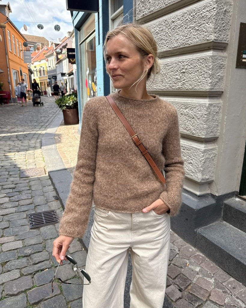 Kvinde iført brun Ivy Sweater