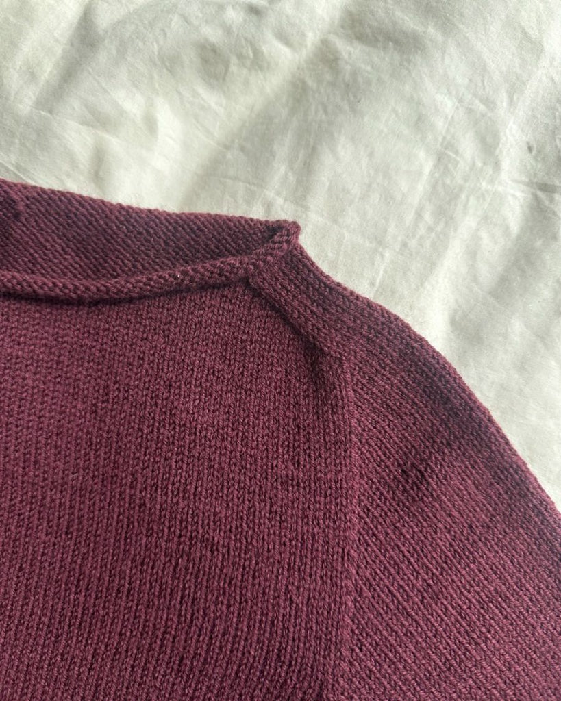 Detalje på bordeaux Ivy Tee