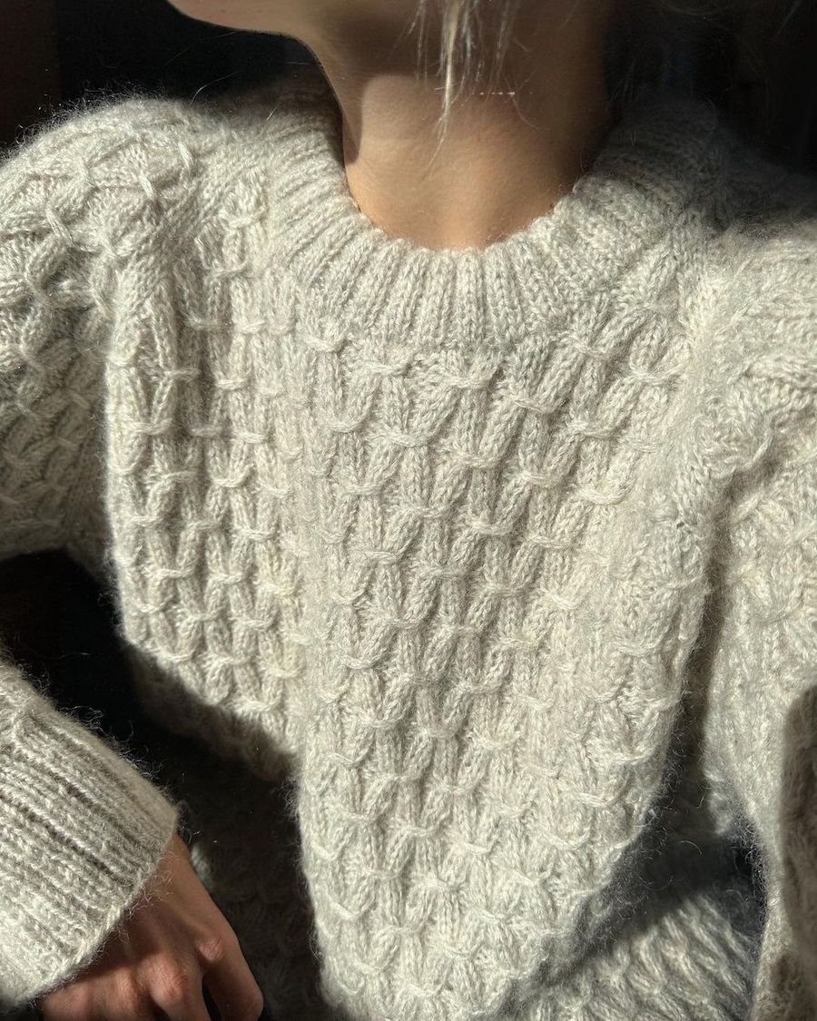 Kvinde iført grå Jenny Sweater