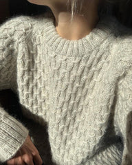 Kvinde iført grå Jenny Sweater