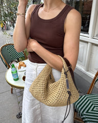 Kvinde med brun Juno Bag over armen