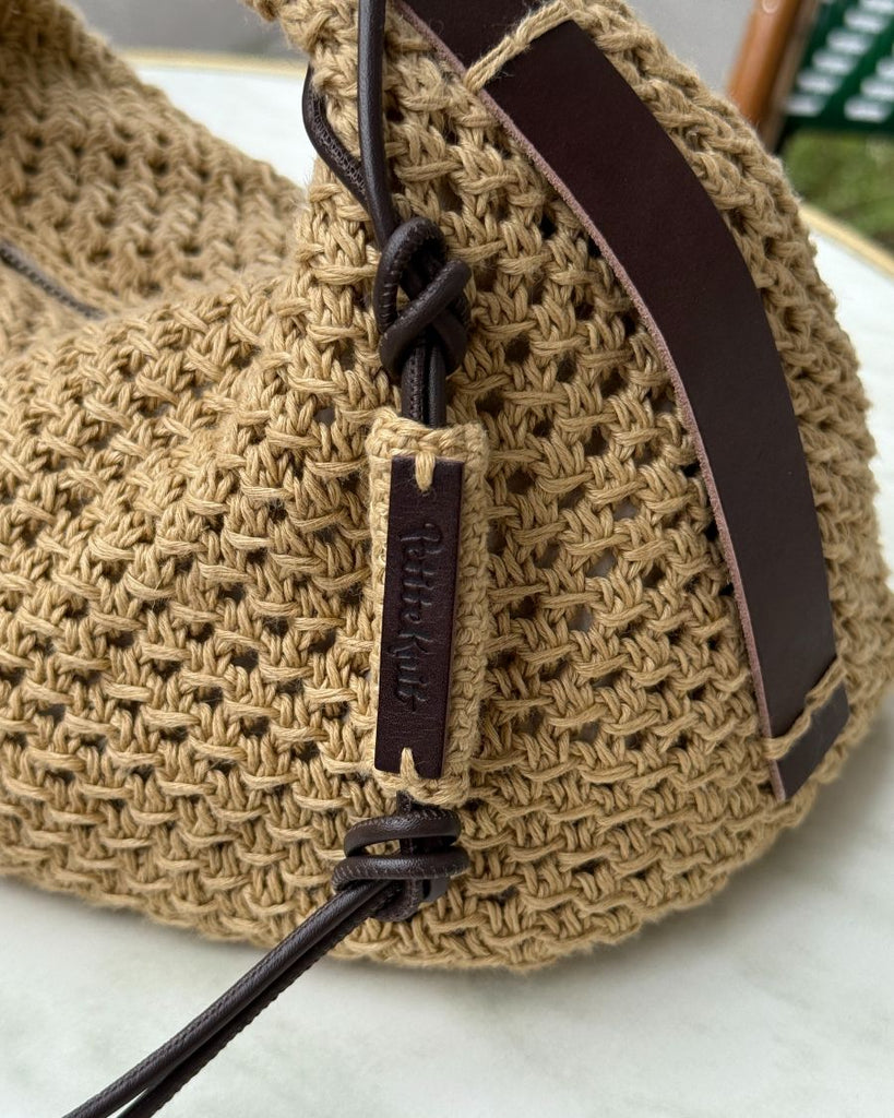 Closeup af taskevedhænget på Juno Bag