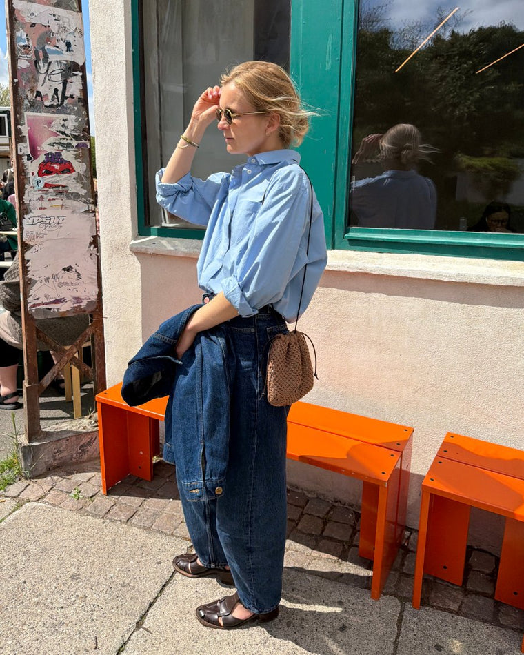 Kvinde med sort Juno Satchel over skulderen