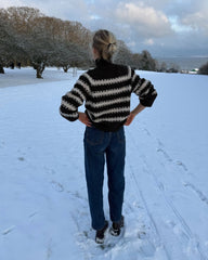 Kvinde iført brun og hvid Key Sweater set bagfra