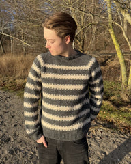 Mand iført hvid og grå Key Sweater Man