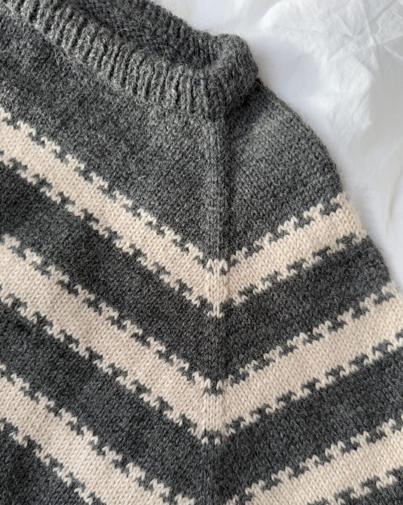 Closeup af hvid og grå Key Sweater Man