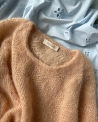 Petiteknit label i biscuit, i nakken på kumulus bluse o-neck