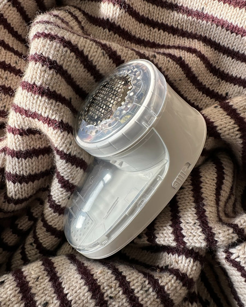 PetiteKnit Lint Remover på stribet strik