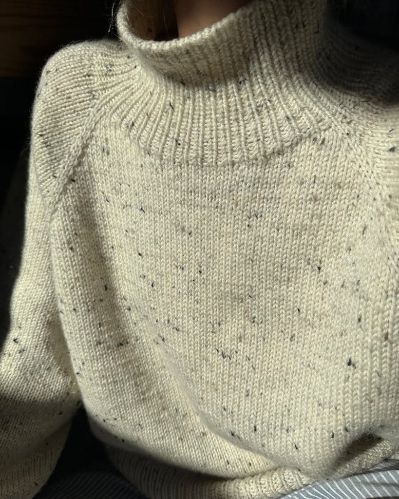 Kvinde iført hvid Louvre Sweater