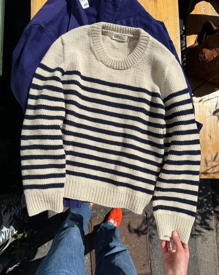 Detaljebillede af hvid og blå Lyon Sweater