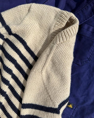 Detaljebillede af hvid og blå Lyon Sweater