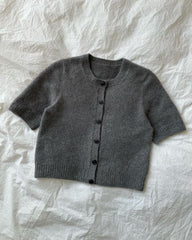 Liggebillede af grå Maggie Cardigan