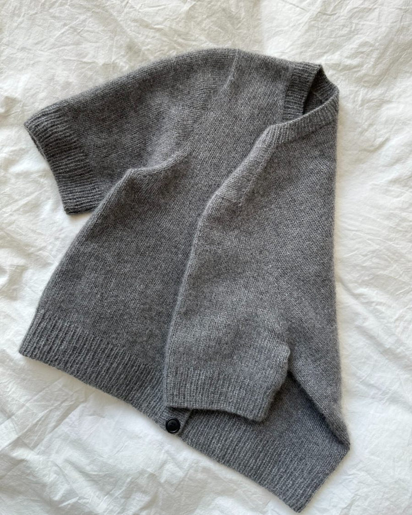 Detaljebillede af grå Maggie Cardigan