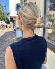 Kvinde iført blå Maggie Vest