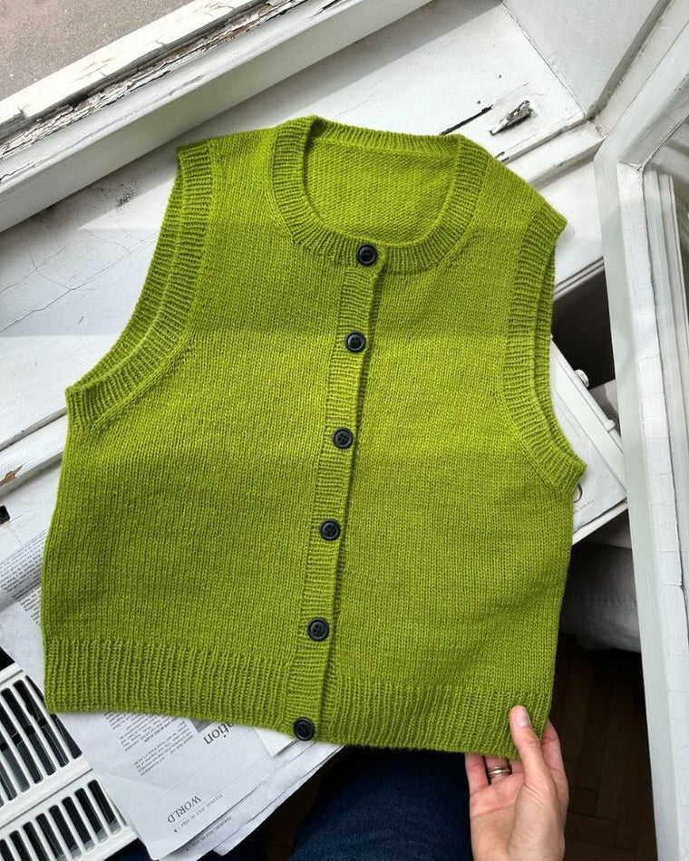 Kvinde iført blå Maggie Vest