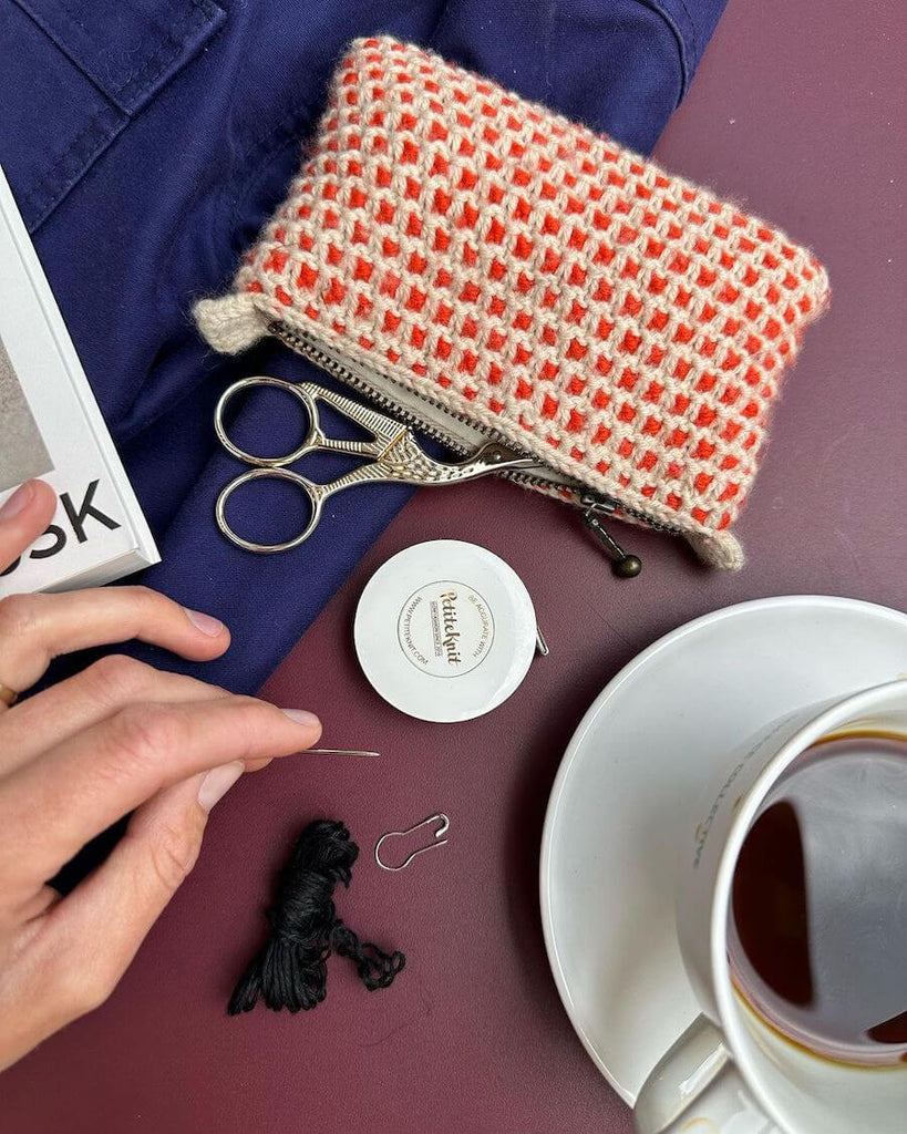 Storkesaks på bord med Petiteknit tilbehør