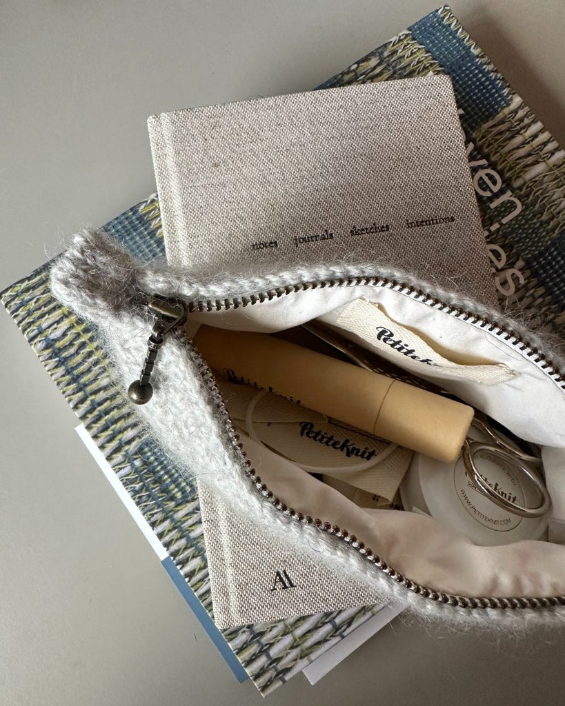 Åben strikke clutch med 17 cm perlemor lynlås og tilbehør nede i.