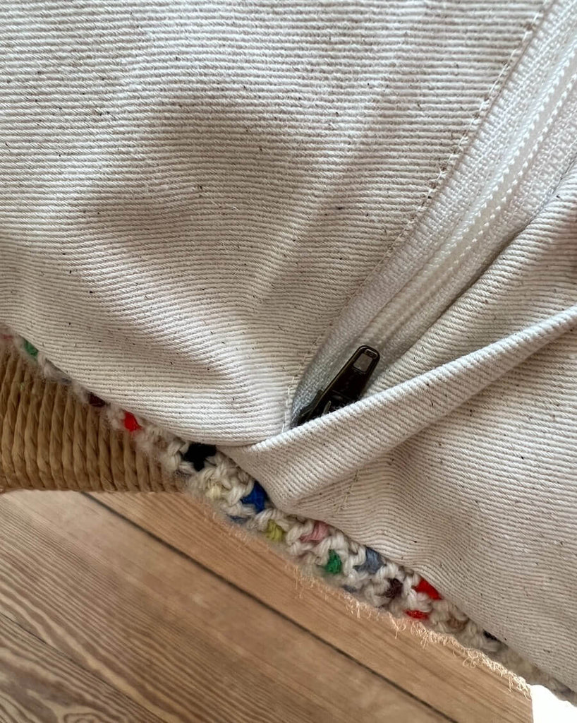 Detaljebillede af flerfarvet Marie Pillow