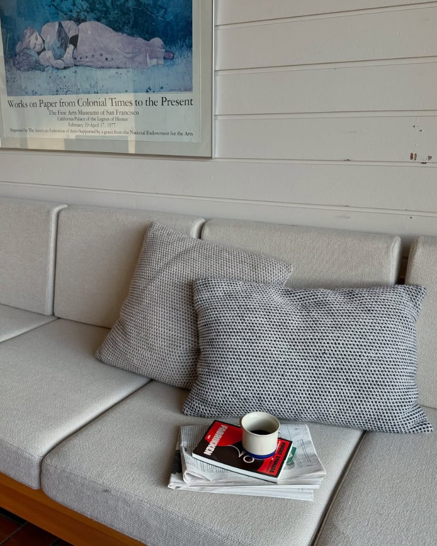 Hvid og blå Marie Pillow sammen med hvid og grå Marie Pillow