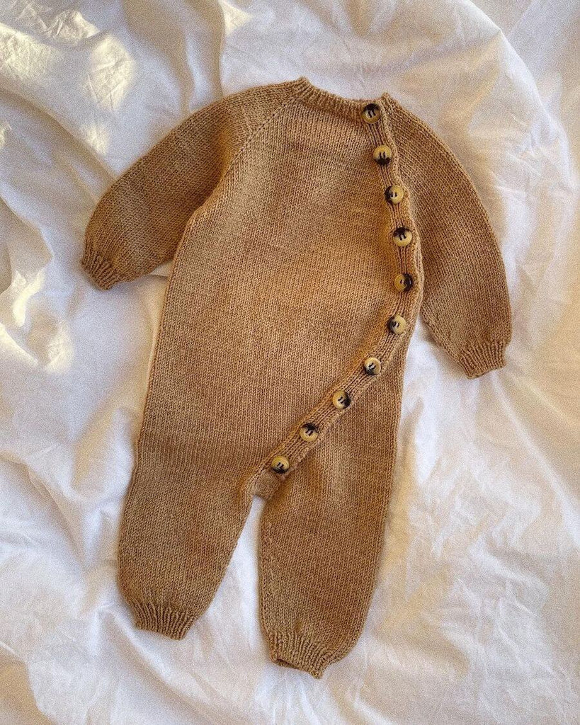 Liggebillede af beige Monday Suit