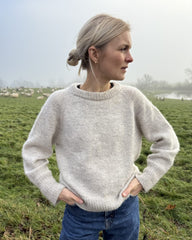 Kvinde iført grå Monday Sweater