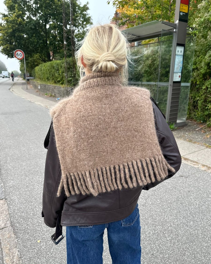 Kvinde iført brun Nora Neck