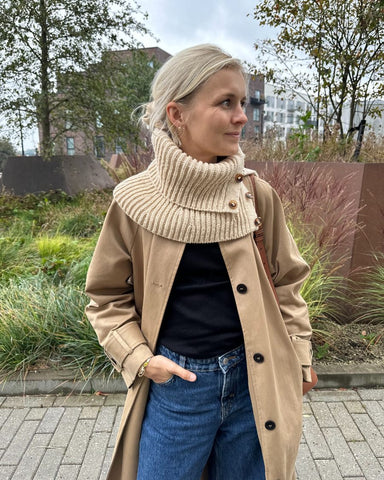 Kvinde iført beige November Neck