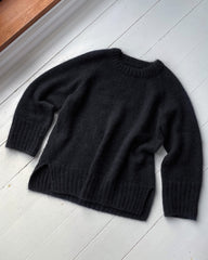 Liggebillede af sort October Sweater