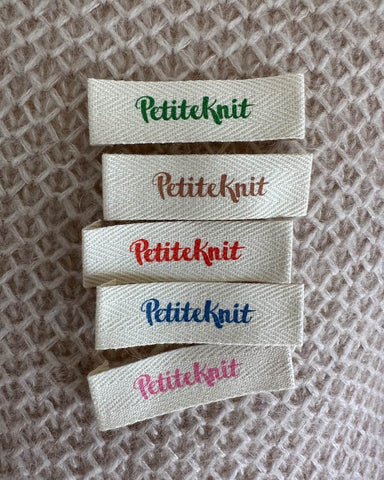 Farvemix petiteknit labels i staments green, biscuit, cherry tomato, electric blue, bubblegum