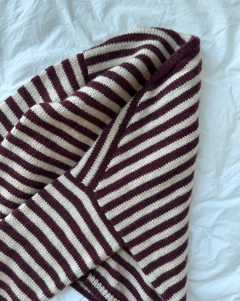 Liggebillede af bordeaux og hvidstribet Olga Jacket 