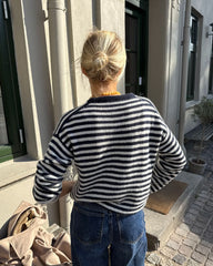 Kvinde iført blå og hvis Olga Blouse set bagfra