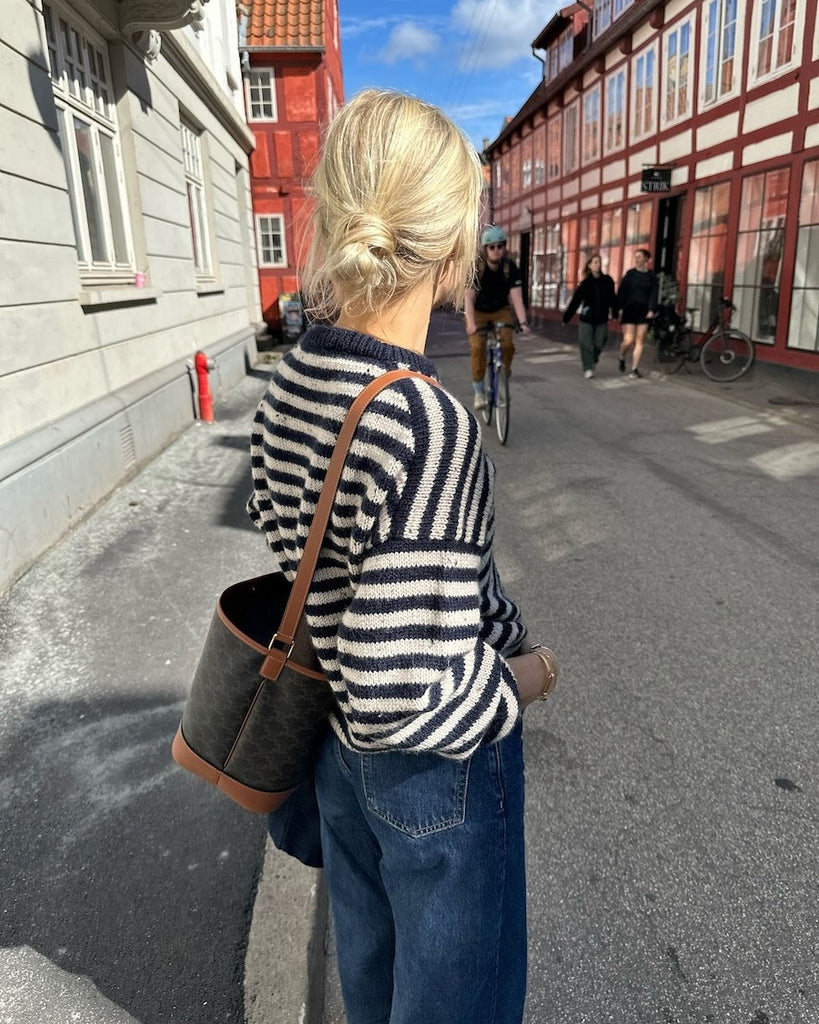 Kvinde iført blå og hvidstribet Olga Sweater