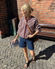 Kvinde iført bordeaux og hvidstribet Olga Jacket 